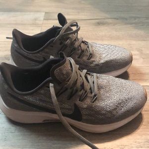 Nike Pegasus women size 6 grey gray running shoes
